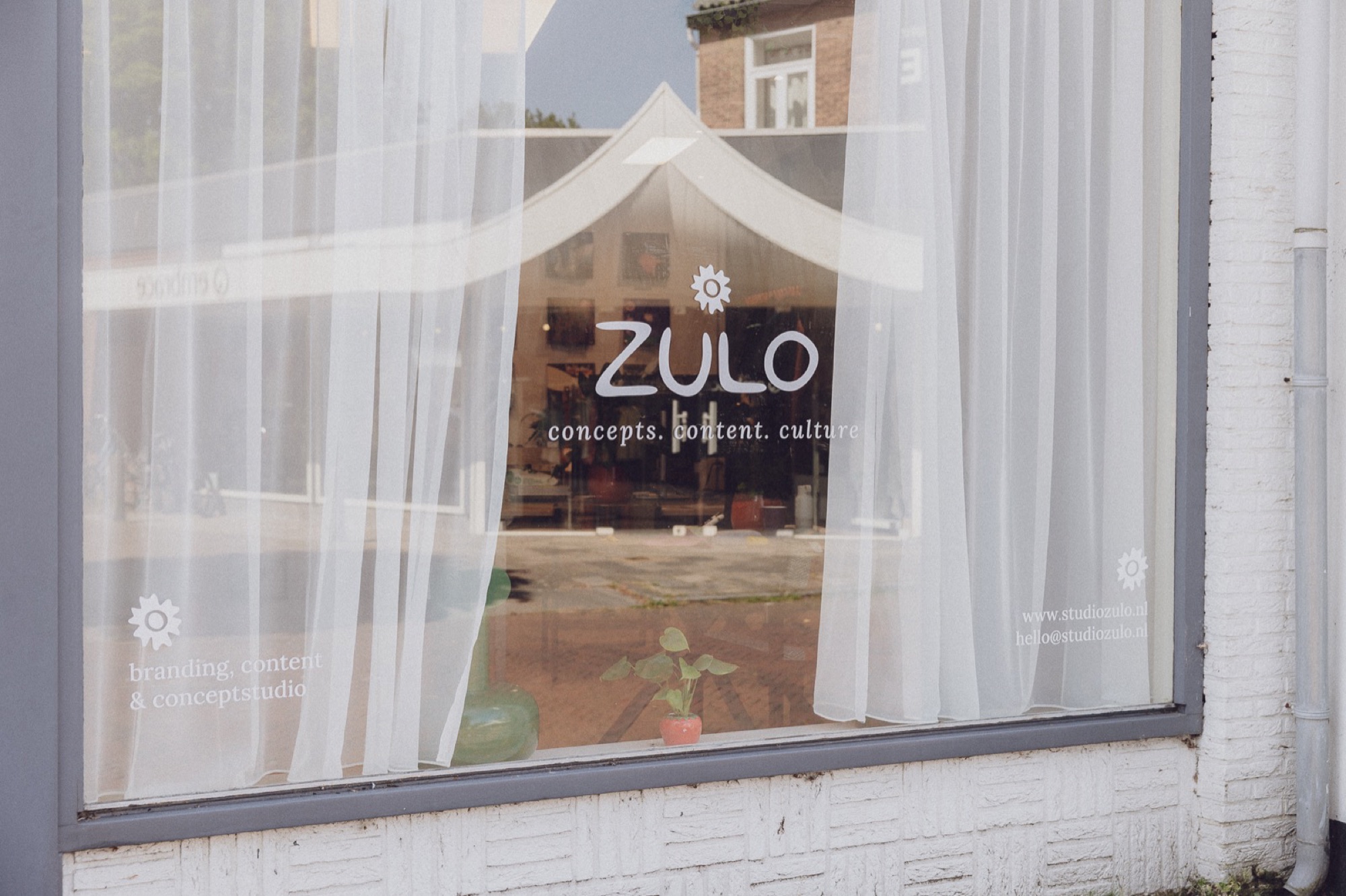De etalage van Studio Zulo aan de Van Limburg Stirumstraat in Noordwijk