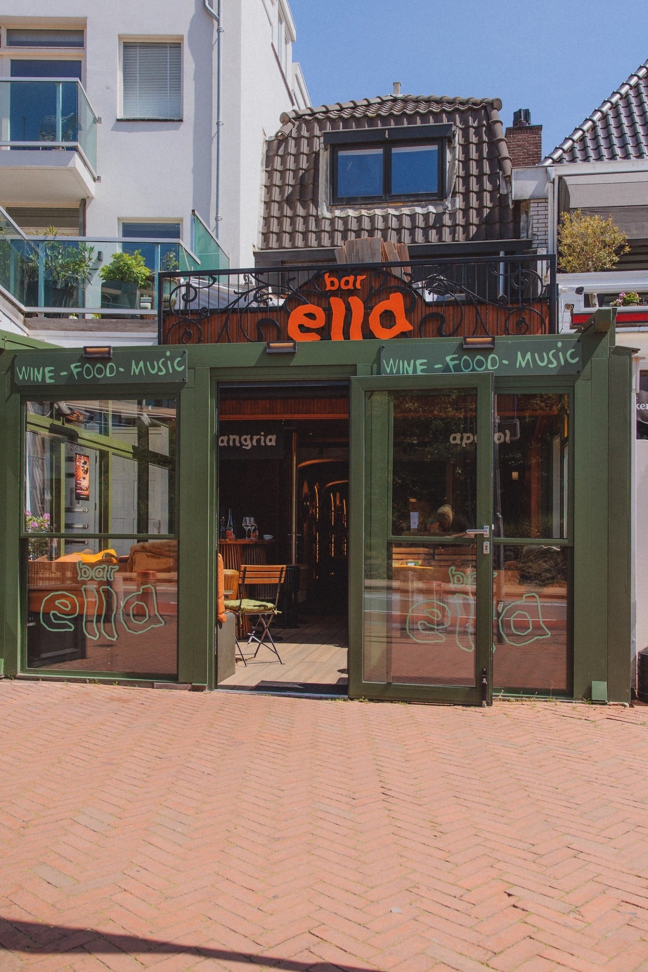 Bar Ella, Noordwijk: gevelreclame en op maat gemaakt terrashek met achterwand, ontwerp Studio Zulo