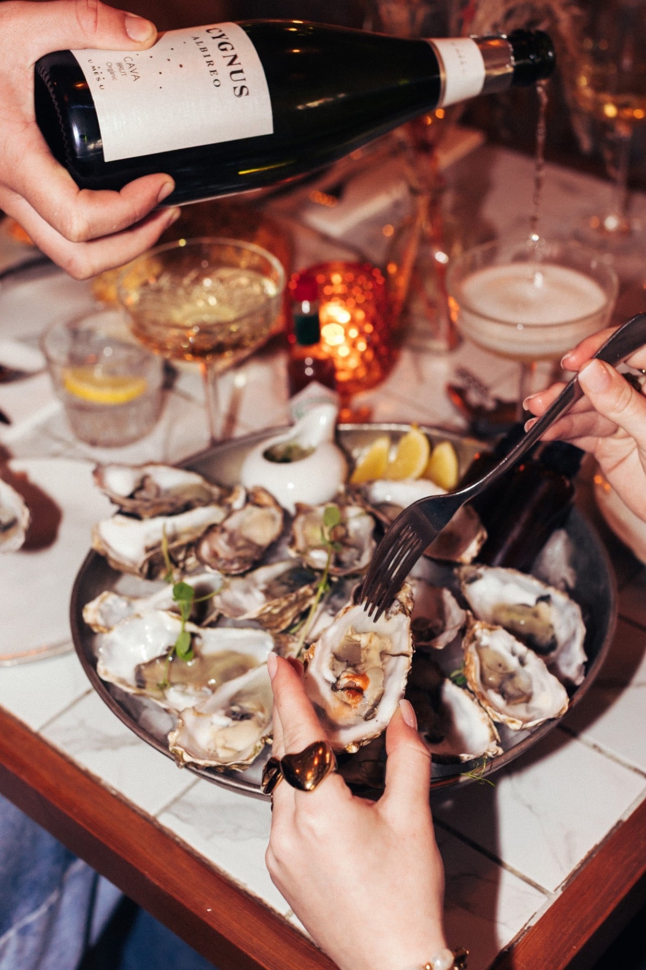 Oesters en wijn op tafel bij Beachclub C in Noordwijk, foodfotografie door Studio Zulo