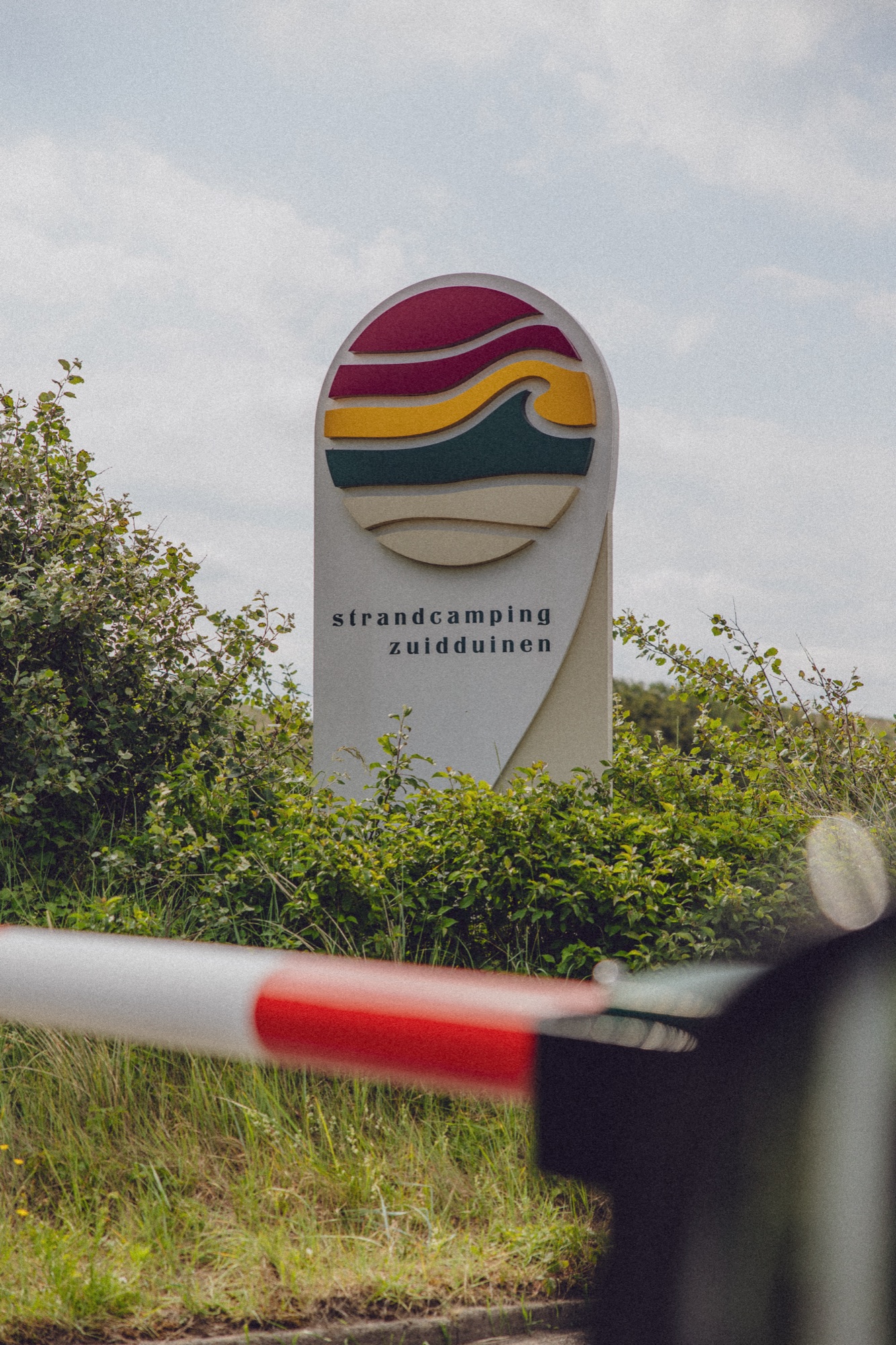 Toegangsbord van Strandcamping Zuidduinen in Katwijk met het nieuwe logo